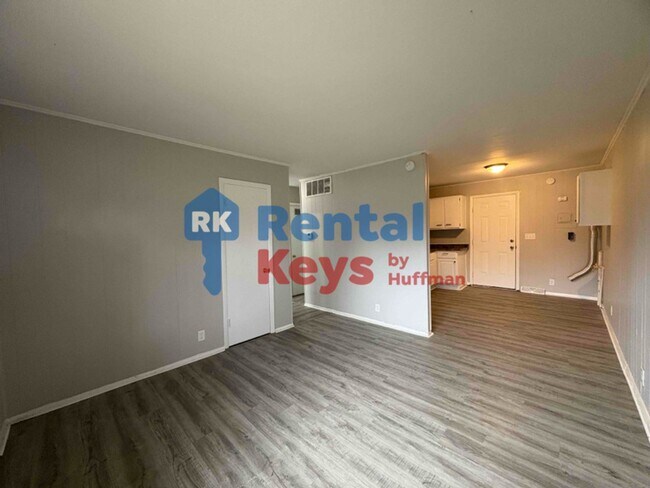 Building Photo - Three Bedroom Duplex