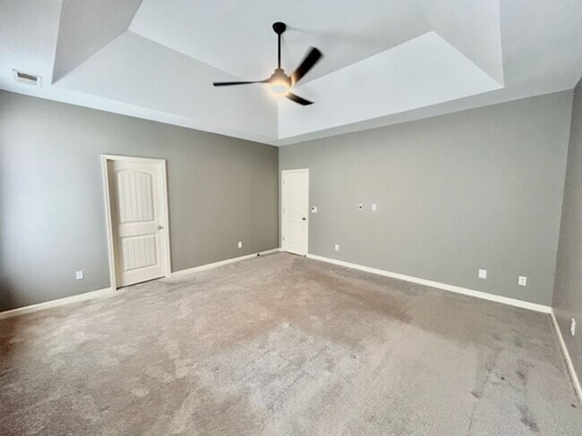 Building Photo - Beautiful 4 Bedroom 3 Bath Home in Lake Forest!