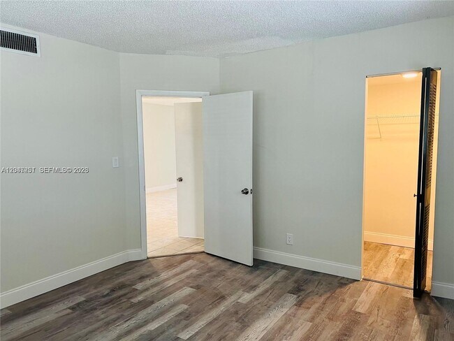 Building Photo - 8025 S Colony Cir