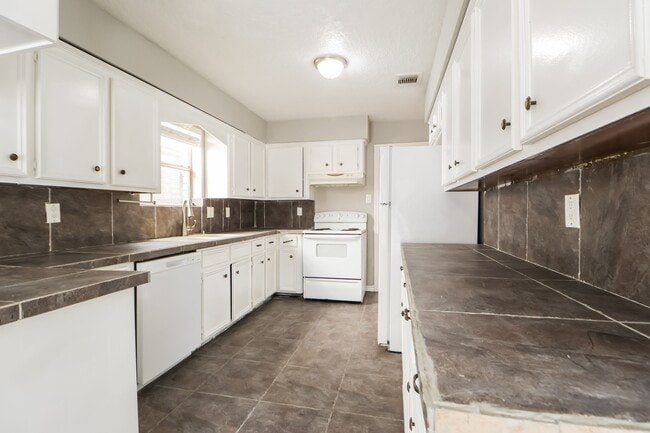 Building Photo - 1607 Bodart Cir