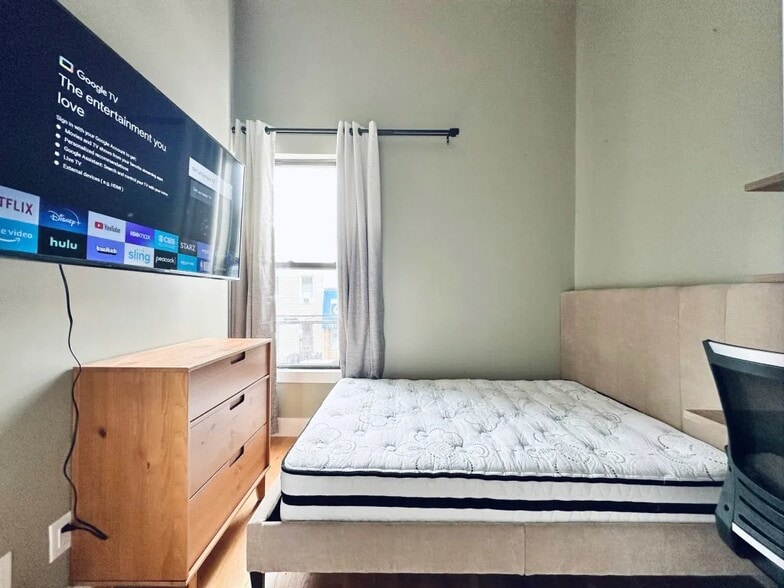 Building Photo - Furnished room/NOT APARTMENT