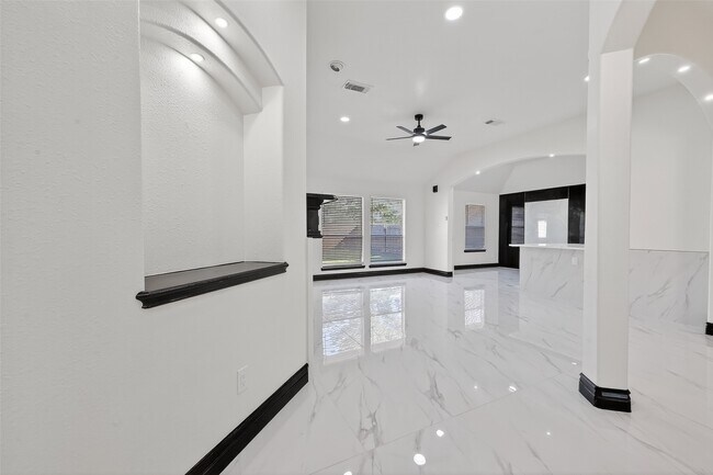 Building Photo - 10703 White Bridge Ln