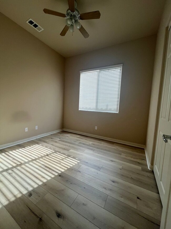 Building Photo - 2 bedroom 2 bath with bonus room/ office r...