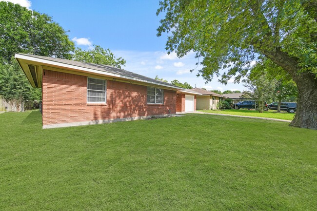 Building Photo - 2206 Hickory Ln