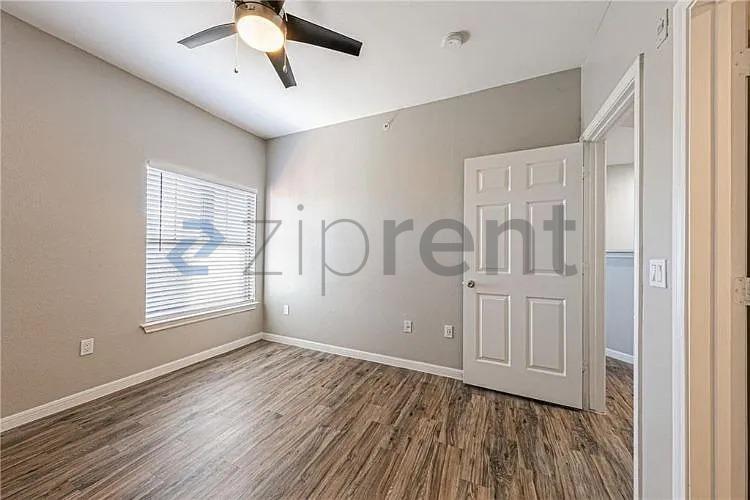 Building Photo - Unit 823