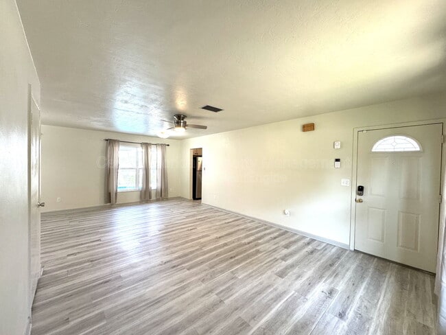 Building Photo - 1074 Gerona Ave