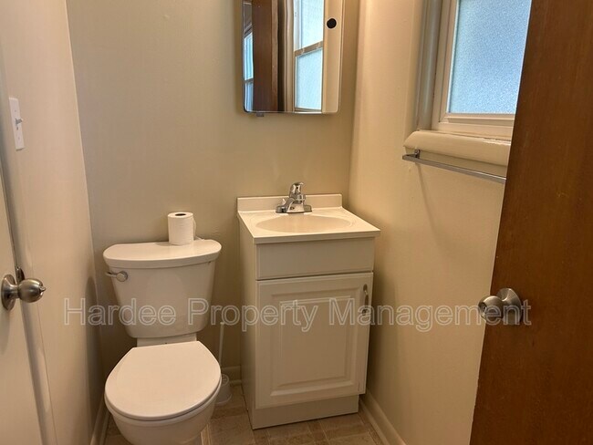 Building Photo - 1835 Broadmoor Dr