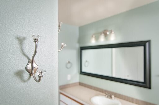 Building Photo - Remodeled 2 Bed 1 Bath! Close to freeway, ...