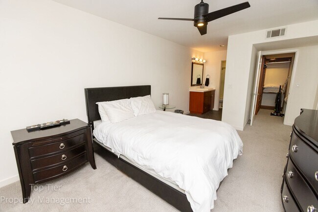 Building Photo - 2-bed, 2-bath 972sqft condo, walking distance to beach in Carlsbad Village, literally one block o...