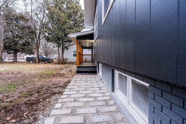Building Photo - REMODELED 4 BEDROOM HOUSE