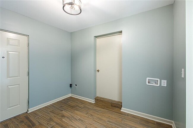 Building Photo - 4979 Paris Ave