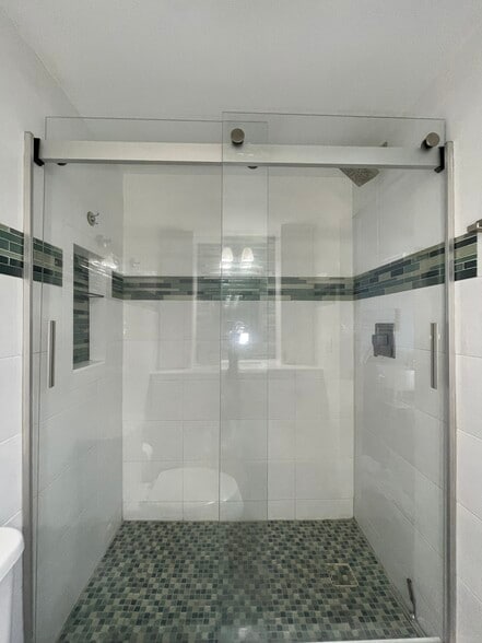 Large shower - 15 S Golfview Rd