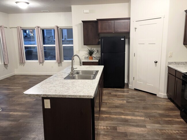 Building Photo - 5655 Island Ridge Dr