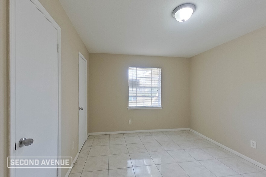 Building Photo - 9702 Hillis St