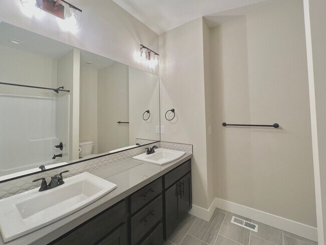 Building Photo - 3 BED+OFFICE/DEN!! STUNNING FLOOR PLAN, HIGH END FINISHES, END LOT!