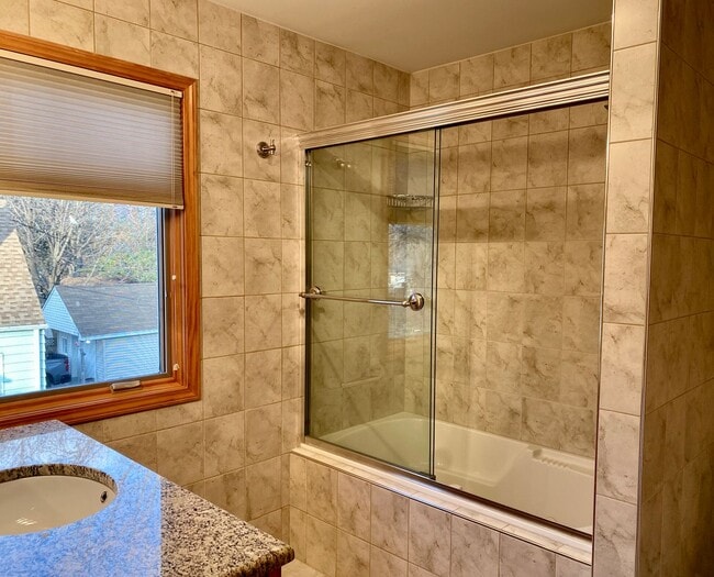 Building Photo - Magnificent 4 Bed / 4.5 Bath Elmhurst Home...