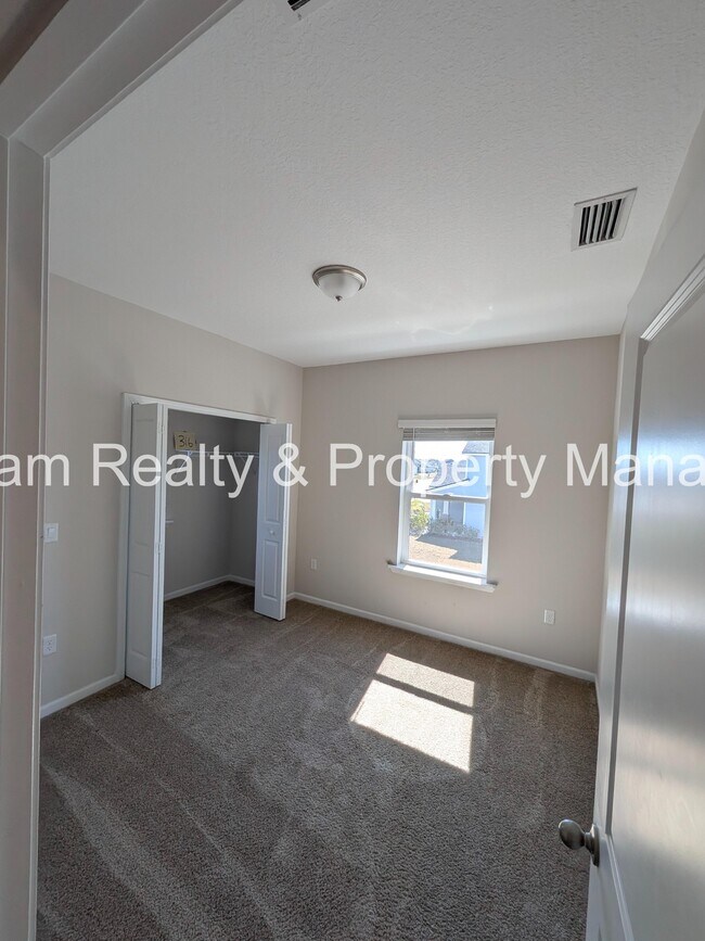 Building Photo - 100 Golden Fern Dr