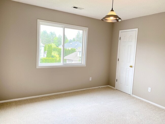 Building Photo - Beautiful custom home in Lakeshore Estates