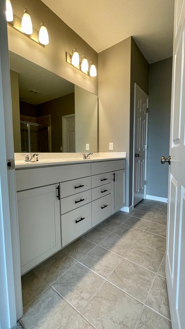 Building Photo - 5011 S Castle Ct