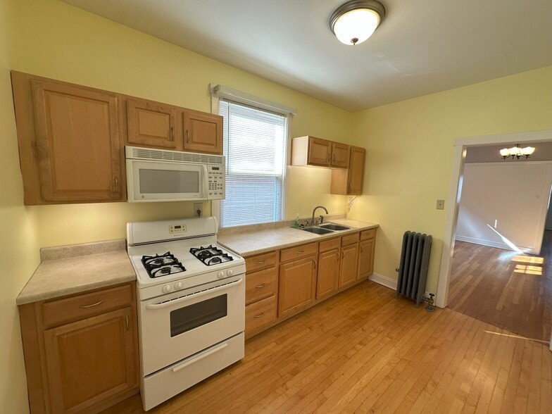 Kitchen - 2249 W Winnemac Ave