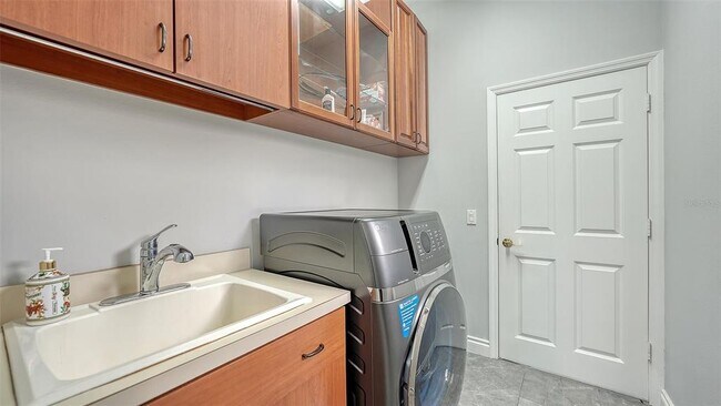 Building Photo - 9000 Willow Brook Dr