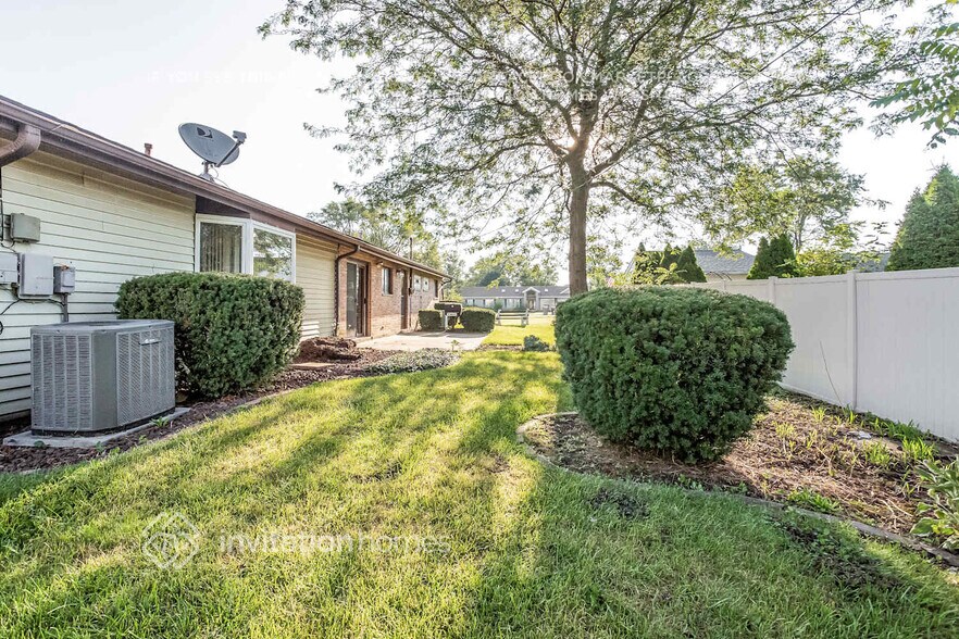 Building Photo - 16400 Sherwood Dr
