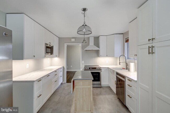 Building Photo - 5609 Rolling Rd