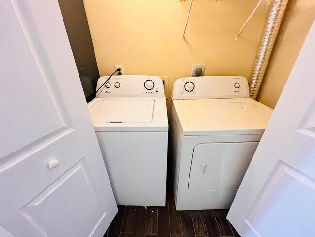 Building Photo - 5985 Forest Hill Blvd