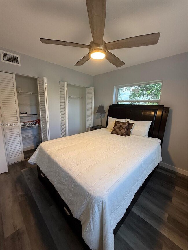 Building Photo - 1000 Country Club Dr