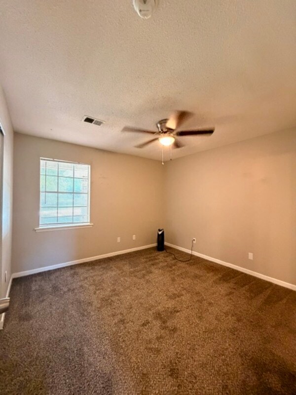 Building Photo - 2116 Greenoaks Rd