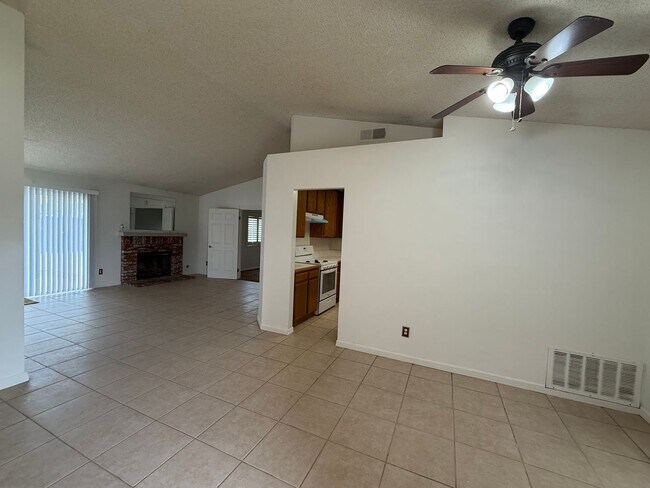 Building Photo - Hesperia Home, 3 Bedroom's, 2 Bathrooms, New paint, New Carpet,