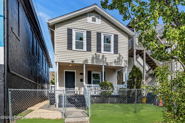 Building Photo - 303 Comstock St