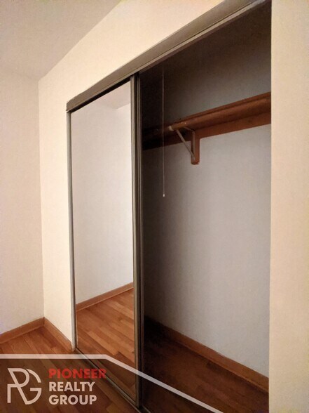 Building Photo - 634 W Barry Ave