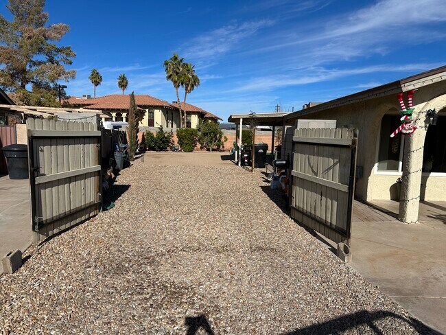 Building Photo - 654 W Gable Ave
