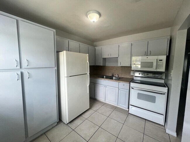 Primary Photo - 3210 Louisiana Ave
