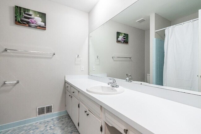 Building Photo - THE KNOLLVIEW | Spacious updated home just a 5-minute walk to bus 186, offering convenient and co...