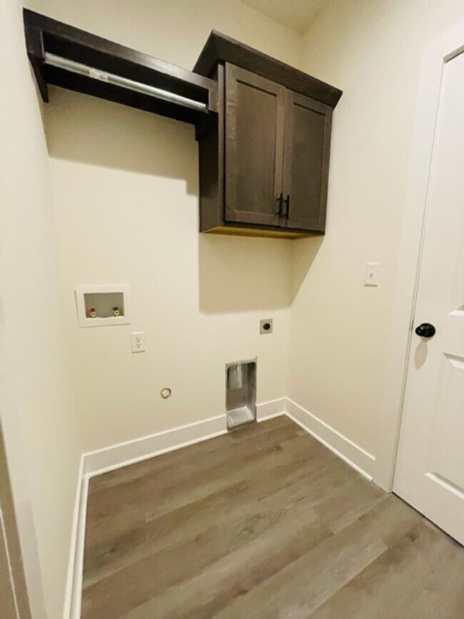 Building Photo - 1632/34 Hickory Creek