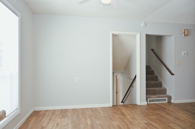 Building Photo - *COMING SOON* Gorgeous 5 Bed 2 Bath Home f...