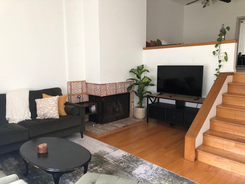 Building Photo - 3275 Caminito Eastbluff