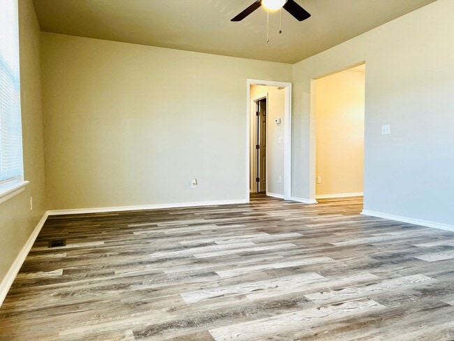 Building Photo - Updated 2BD 1BA Duplex in Yukon!!!