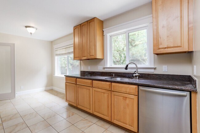 Building Photo - 3 Bed / 2 Bath Woodside home on large lot ...