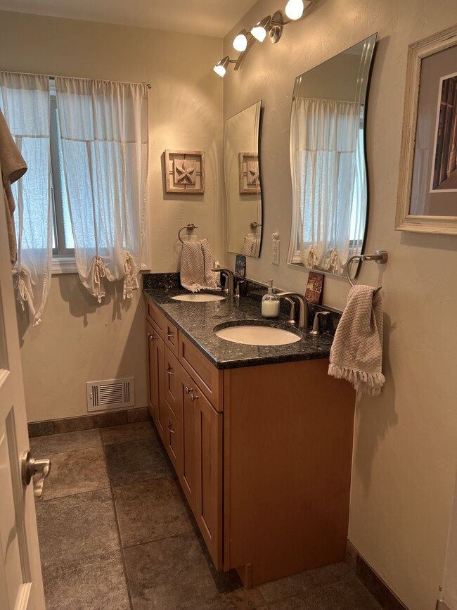 Building Photo - 2209 E Floyd Pl