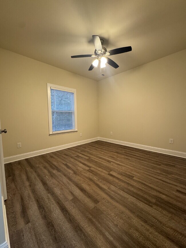 Building Photo - Brand New Rental in North Hall!