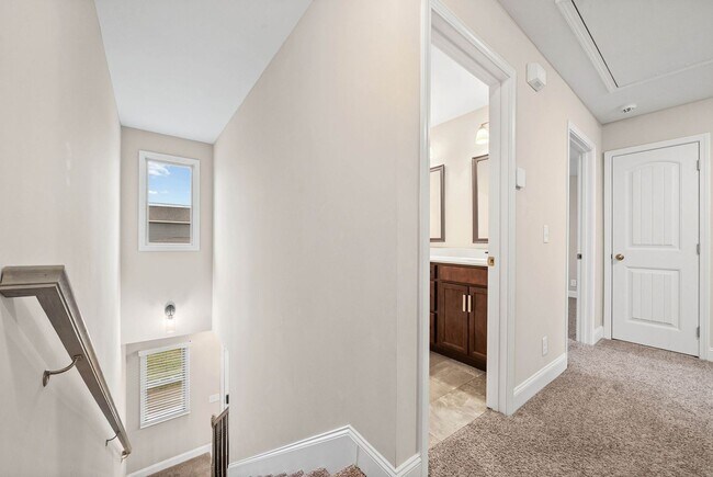 Building Photo - Beautiful 4 bedroom Pet Friendly Home For Rent!