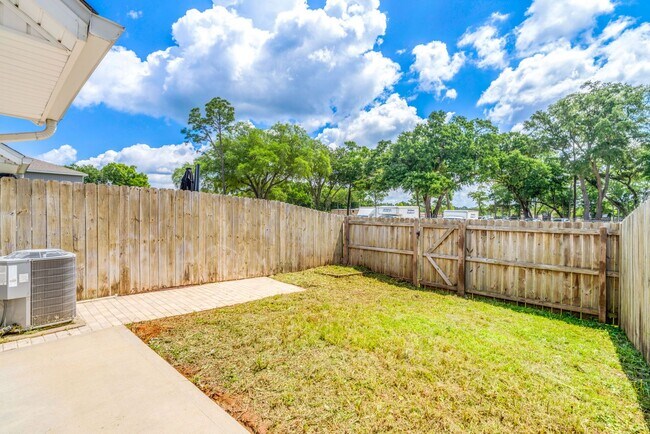 Building Photo - Newer 3 Bed/2.5 Bath Townhome with Modern ...