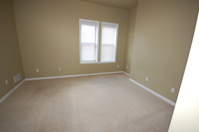 Master bedroom with 2 closets - 5832 Pierce St