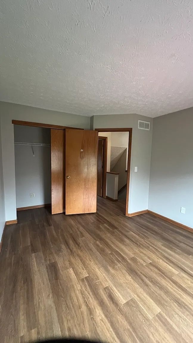 Building Photo - 6752 Riverside Glen Ct