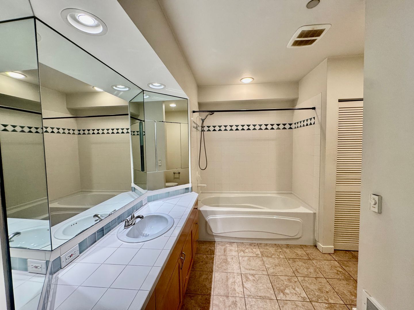 Building Photo - Welcome to the Metropolitan!