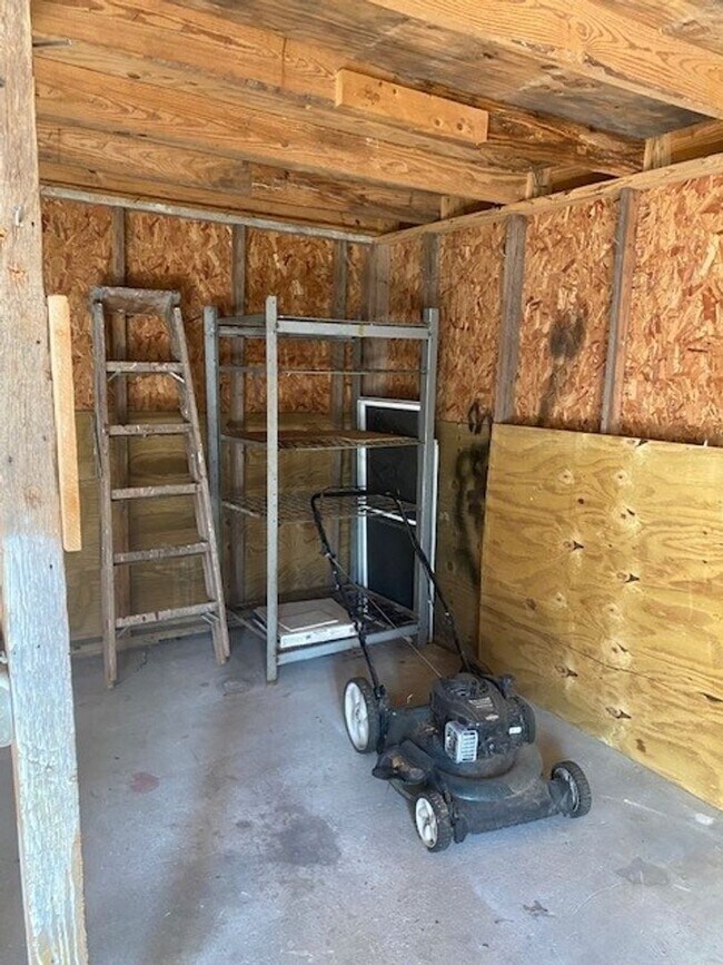 Building Photo - Lovely 3 Bedroom Rambler