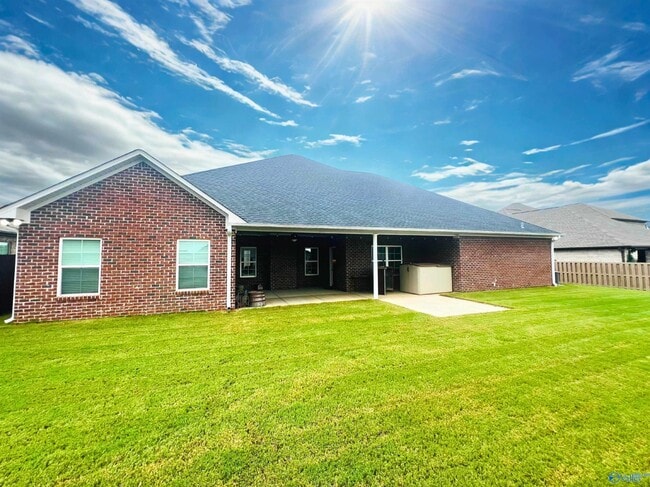 Building Photo - 17123 Stonegate Dr